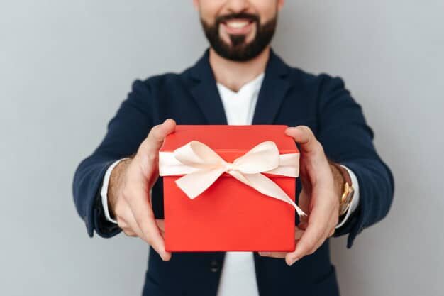 uomo che dona un regalo